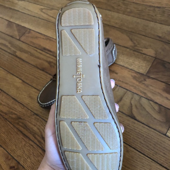 SIZE 5 1/2 BROWN MINNETONKA FLATS . NEVER WORN - Picture 3 of 4